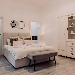 Wenceslas Square / Main Station - New Studio***** Prag